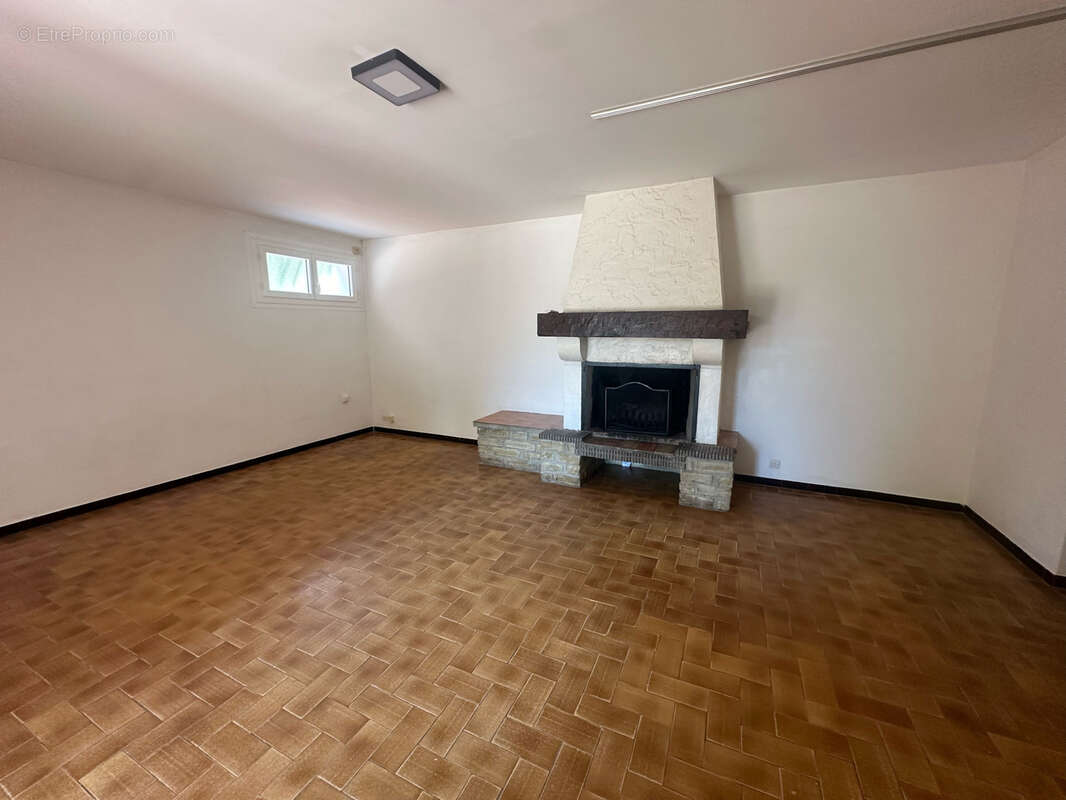 Appartement à SOLLIES-PONT