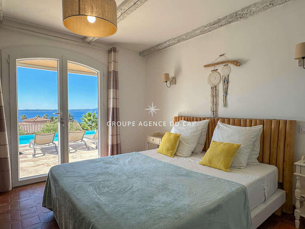A vendre villa 6 chambres en suite piscine pool house vue mer panoramique sur st-tropez garages et parkings - photo 15