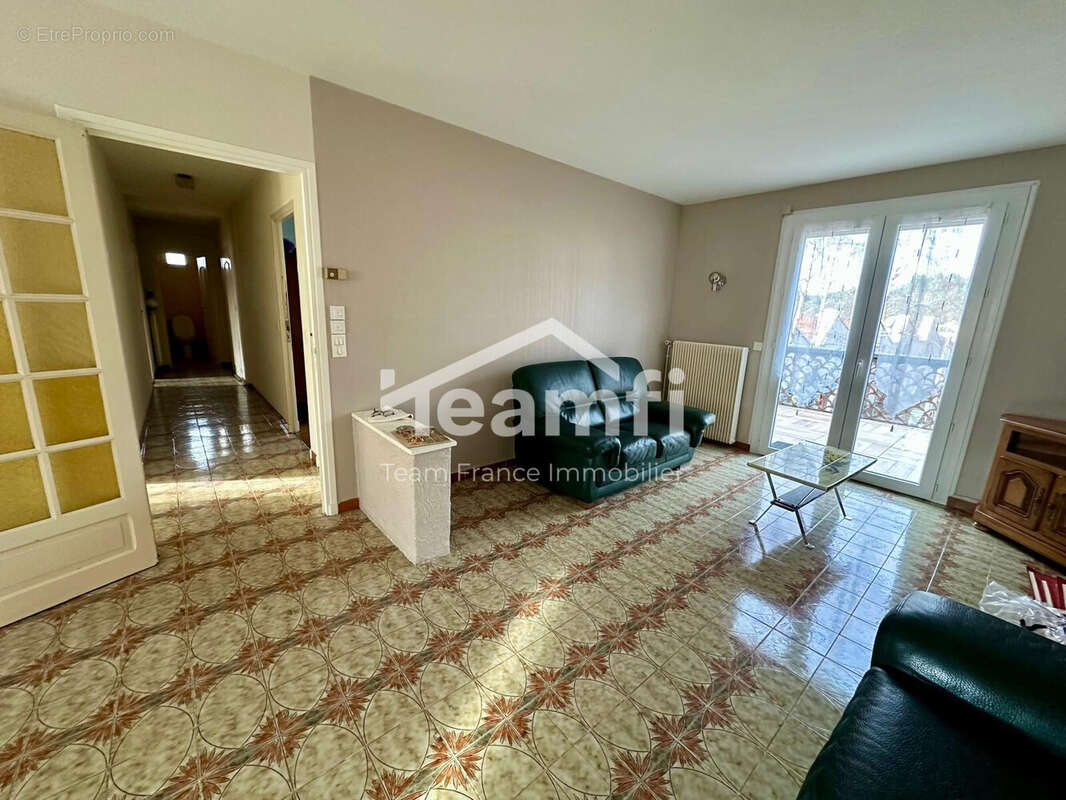 Maison 176 m² à La Monnerie-Le-Montel  - photo 3