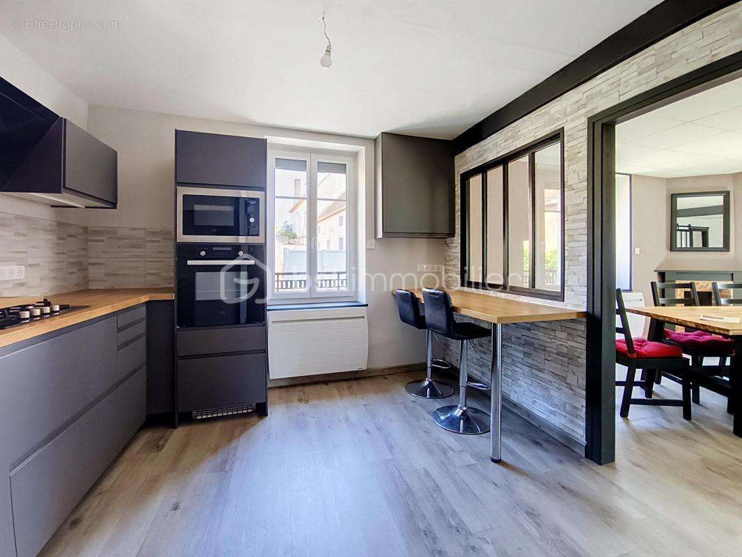 Maison entièrement rénovée de 130 m² avec garage et potentiel d'aménagement - photo 8