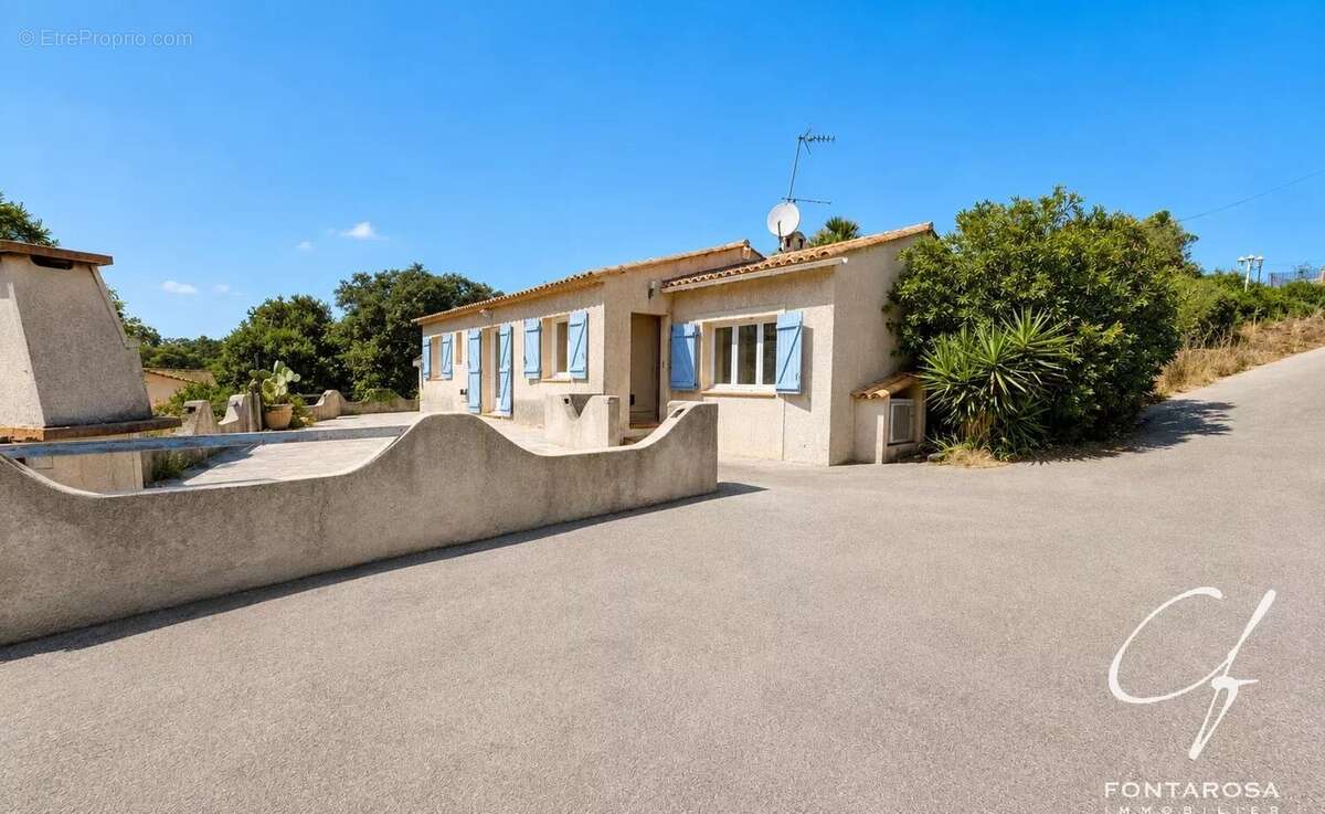 Fréjus – Quartier des Compassis  Maison rénovée de plain-pied avec mezzanine sur 1 811 m² de terrain - photo 13