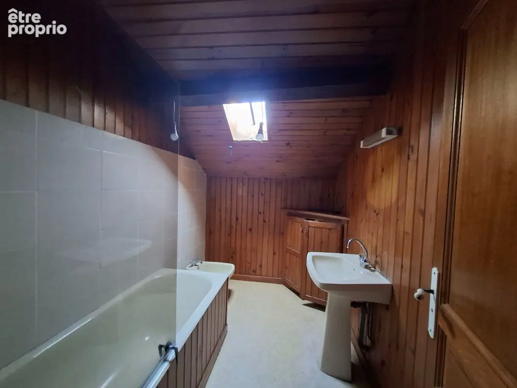 URRUGNE Bourg A rénover: Appartement mansardé de 136.96 m2 et cave - photo 6