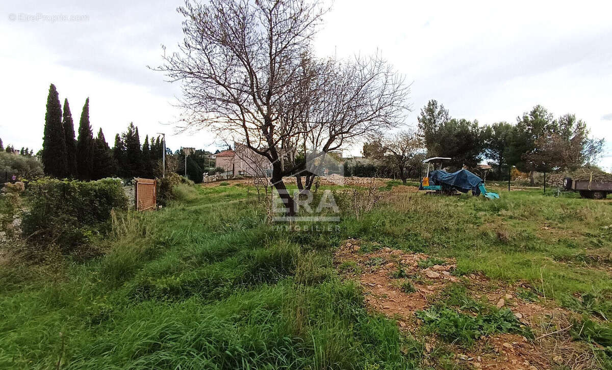 Terrain à LANCON-PROVENCE