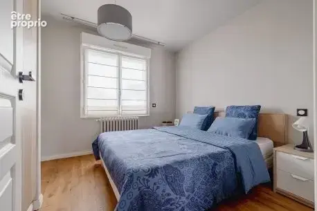 Chambre avec salle d'eau et rangements-rdc