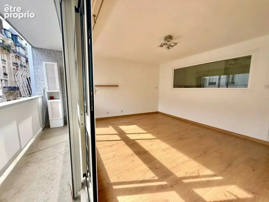 Paris 18e – Guy Môquet  Studio (balcon et cave) - photo 2
