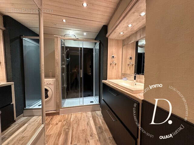 Salle d'eau au rez-de-chaussée - Maison à VERNON
