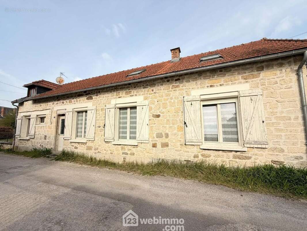 D'une surface habitable de 148 m² - Maison à URCEL