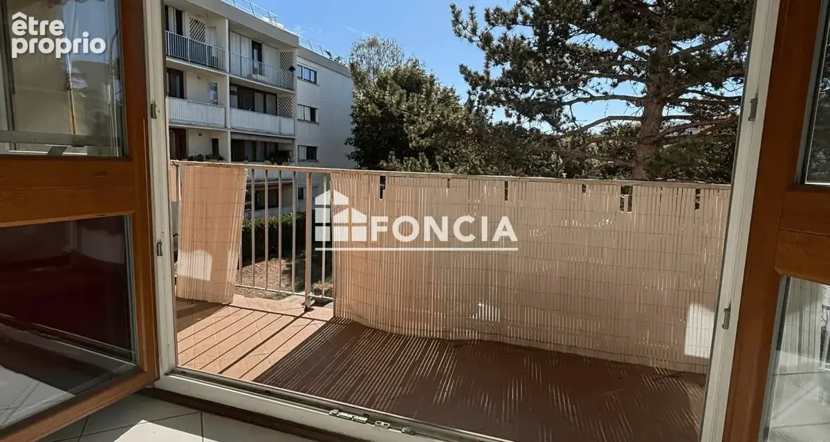 3 pièces au premier étage sans ascenseur avec grand balcon filant, parking extérieur et cave, dans résidence arborée, sécurisée - photo 6