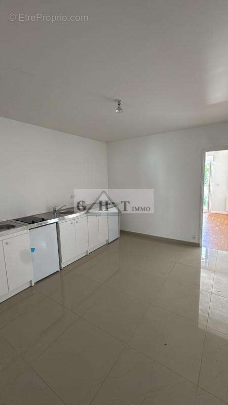 Immeuble a vendre entièrement rénové – 3 logements – saint-denis - photo 4