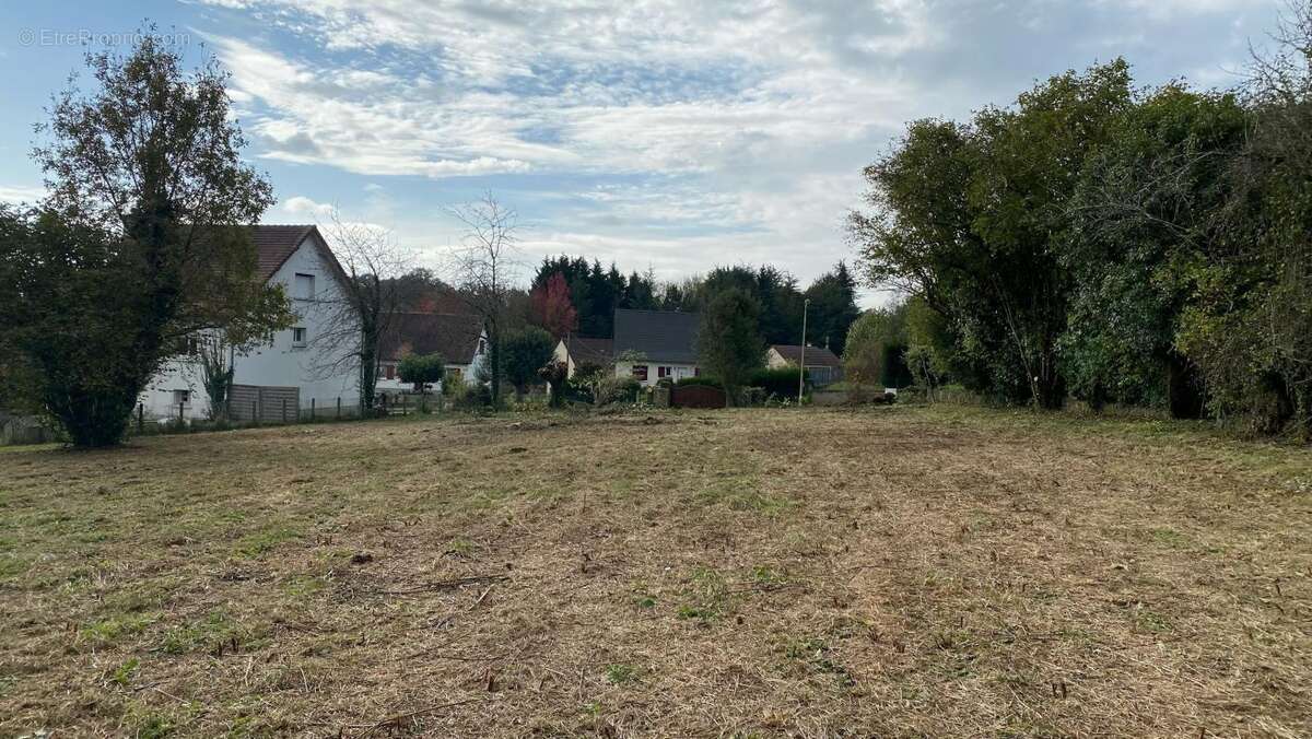 Terrain à MAGNAC-BOURG