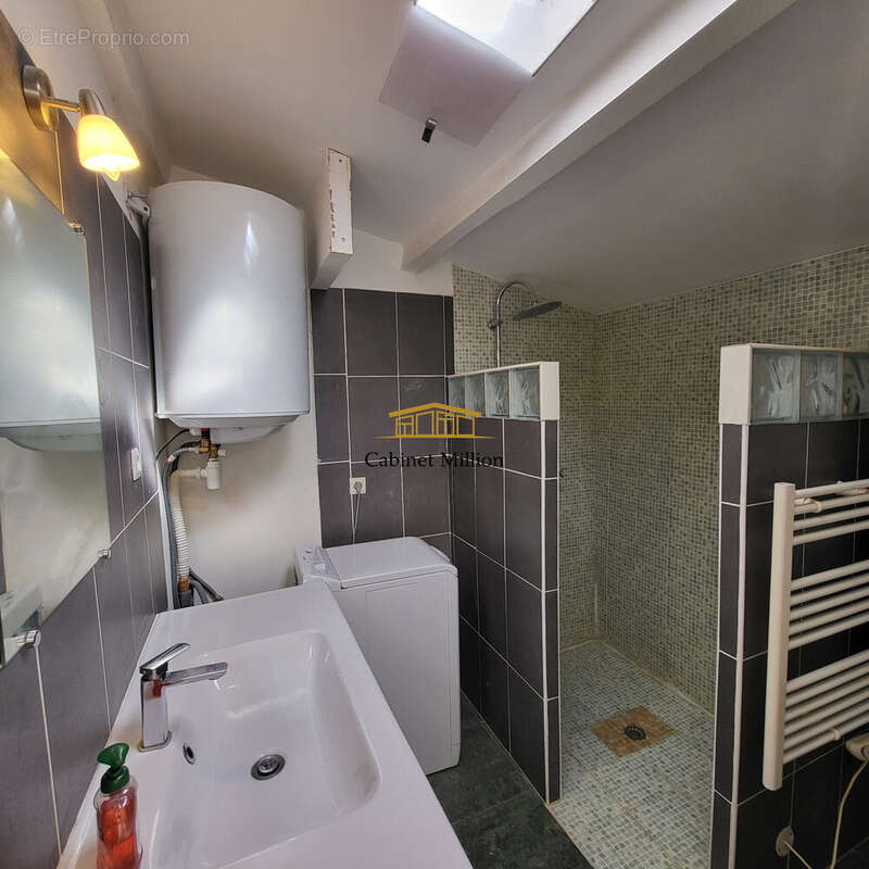 Maison à VIC-LA-GARDIOLE