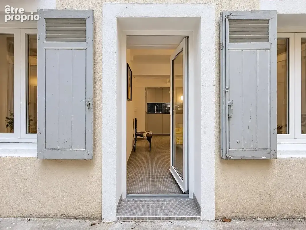 Marseille 1er – longchamp - t2 rénové par architecte - cour - photo 3