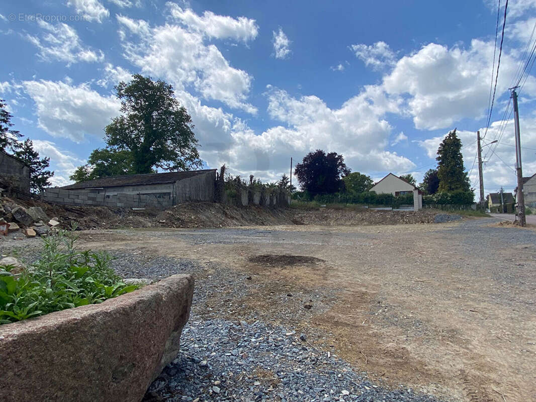 Terrain à OUILLY-LE-TESSON