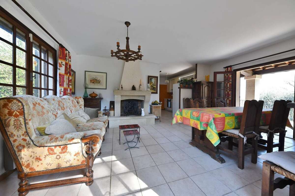 Maison sur terrain 2300m², rafraichissement à prévoir - photo 2