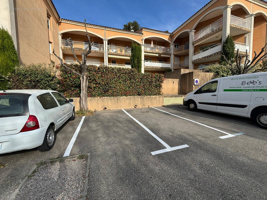 Parking à LE THOLONET