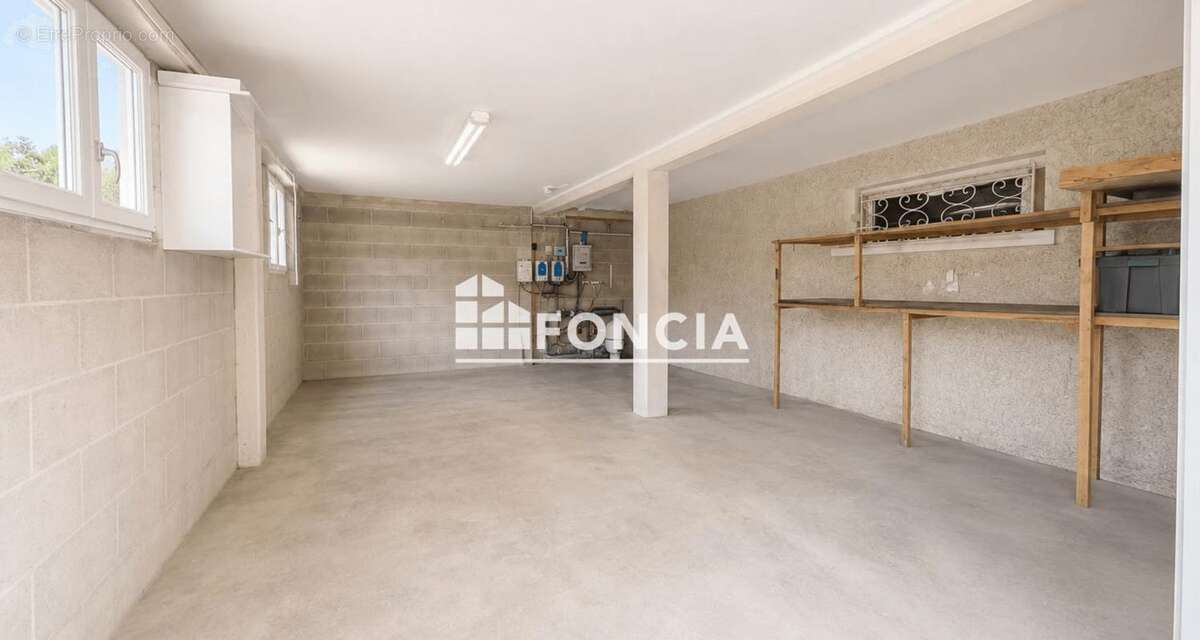 TOUSSIEUX (01600) – Maison familiale de 150 m² sur un terrain de plus de 1 800 m² avec piscine, jacuzzi et vue dégagée - photo 10