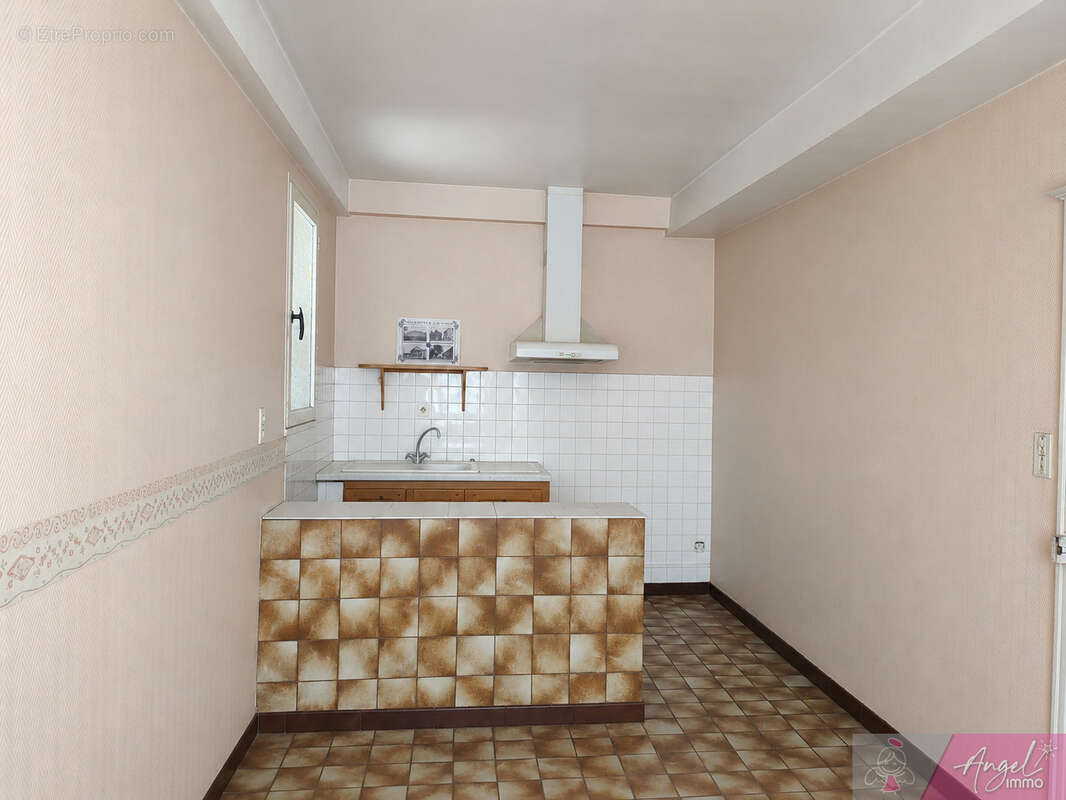 Maison de village de 159 m2 - 3 chambres - cave voutée et garage - photo 2