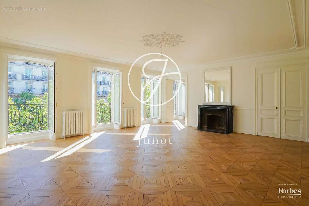 Appartement à PARIS-8E