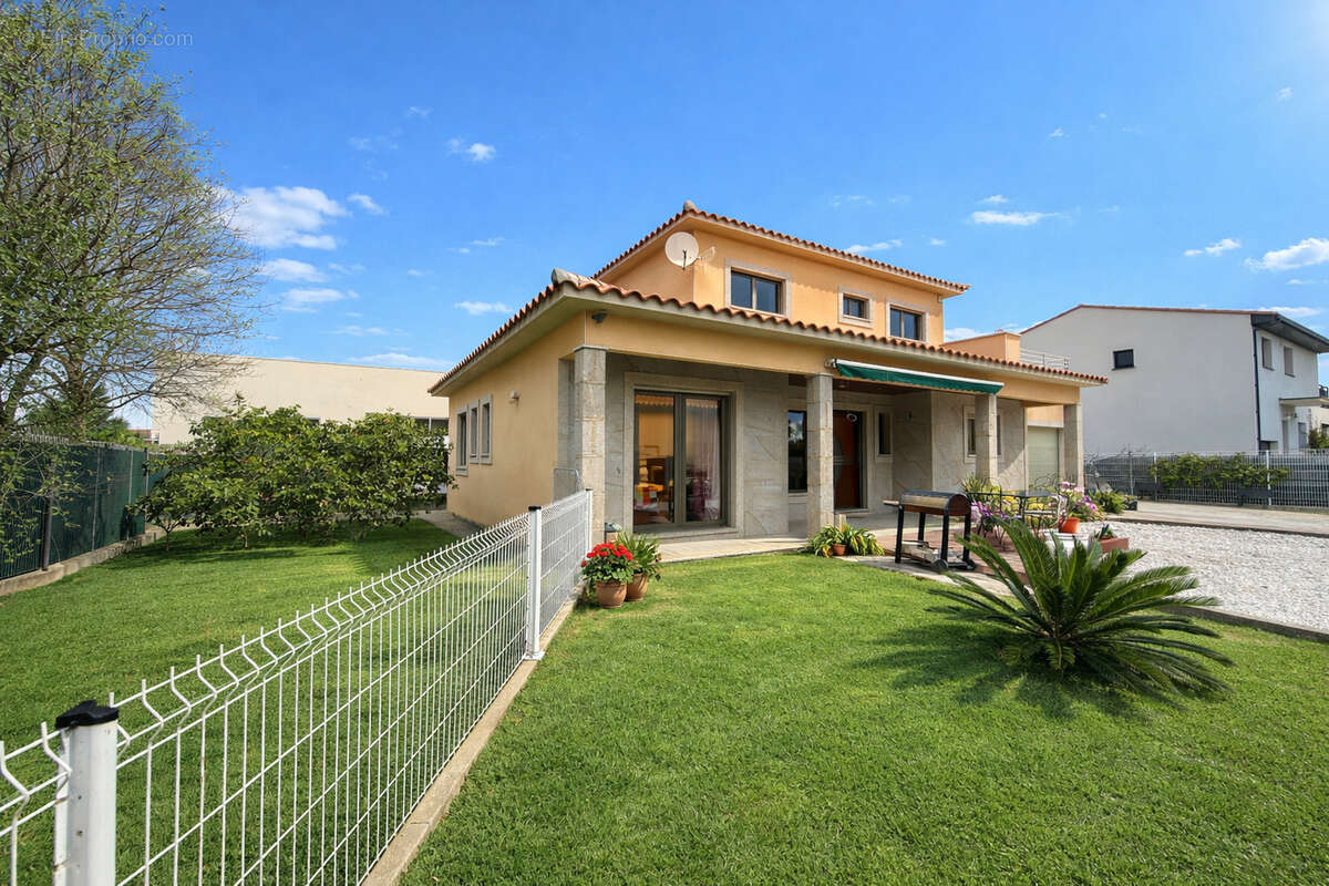 Maison à SAINT-LAURENT-DE-LA-SALANQUE