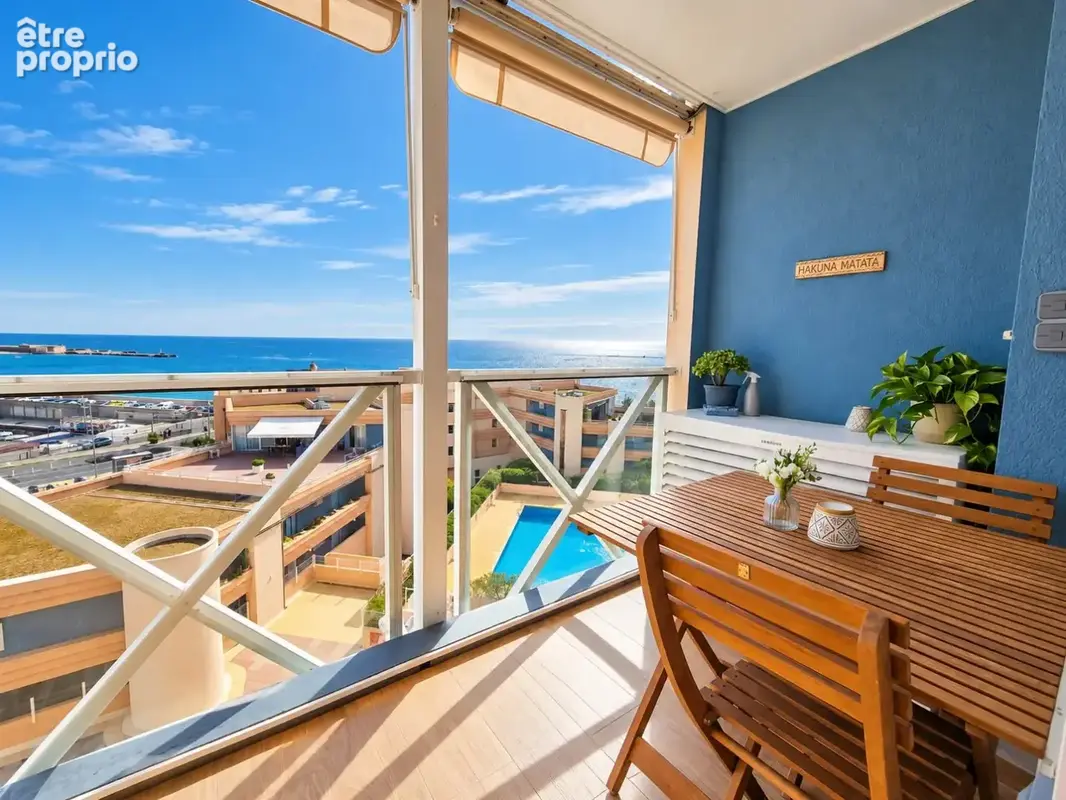 Côté Port, une vue panoramique sur la mer, le port et le Mont Saint-Clair pour ce superbe appartement rénové avec piscine, entre - photo 2