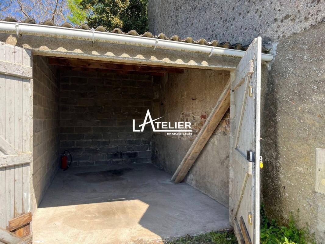 Parking à SAINT-ETIENNE-DE-MONTLUC