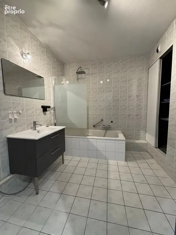 À vendre   Appartement 3 pièces de 74 m2 avec terrasse, garage et parkings - photo 4