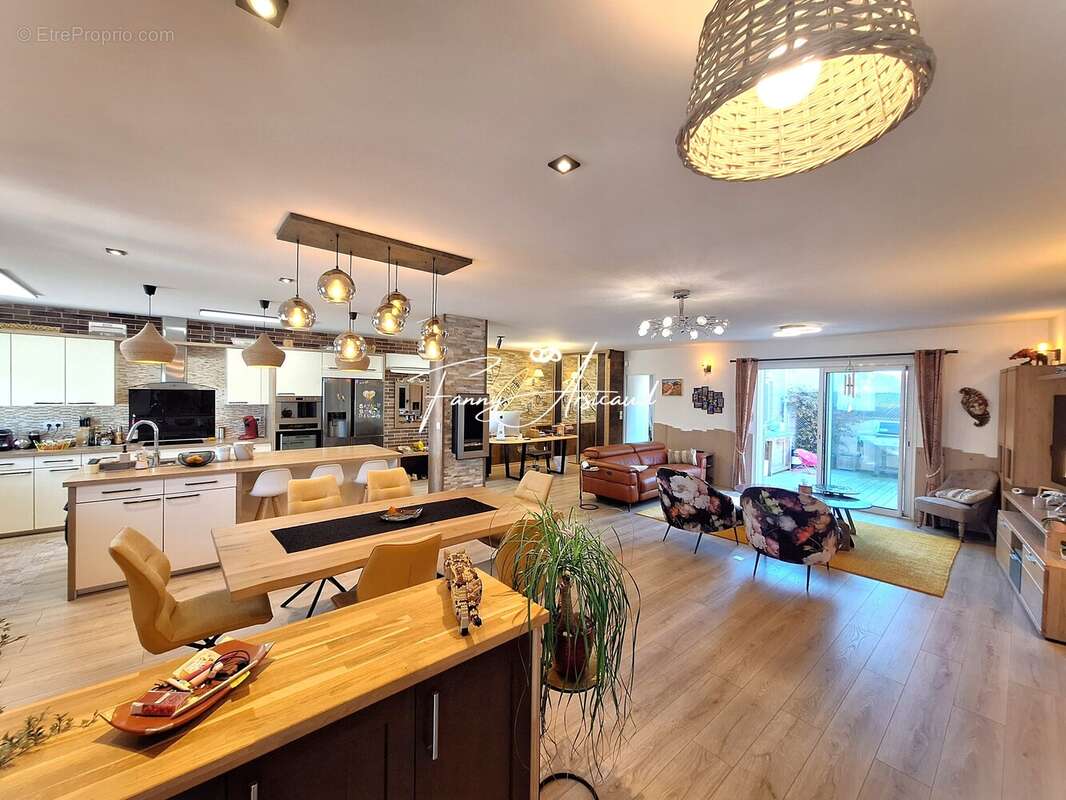 Maison à CHAMPAGNE-LES-MARAIS