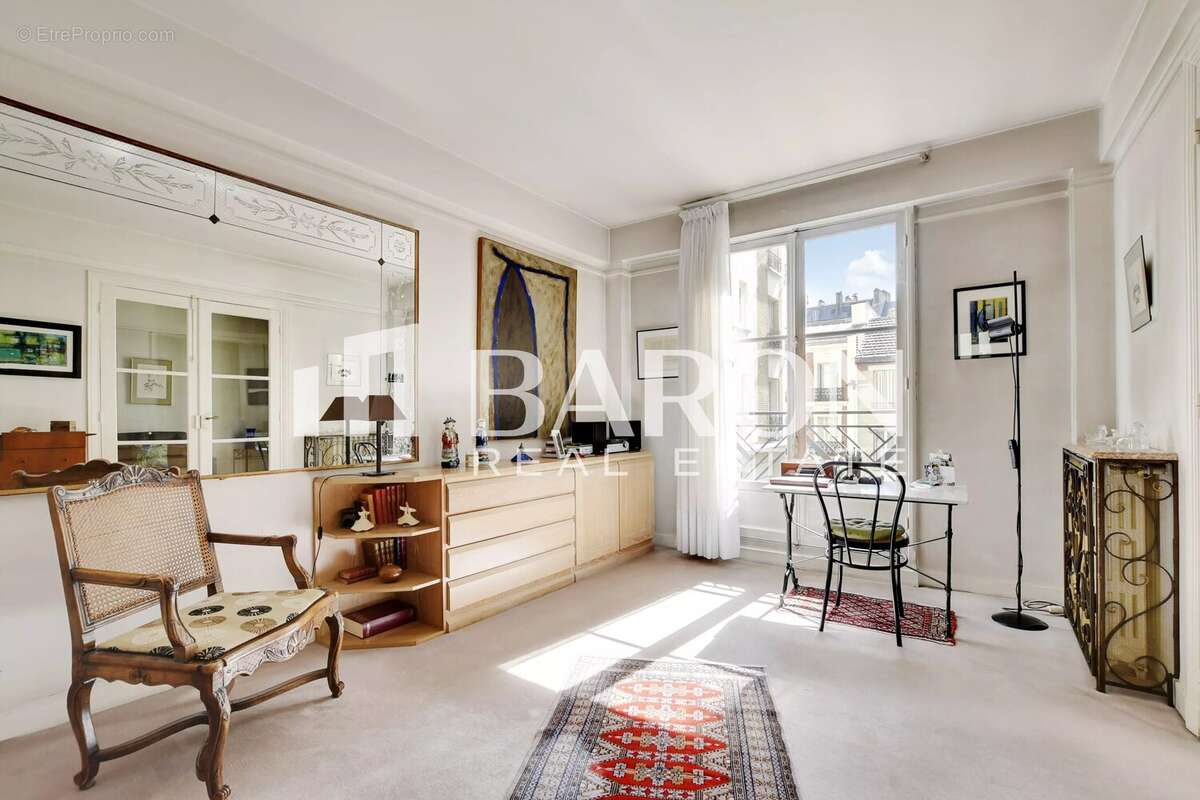 Appartement à PARIS-16E