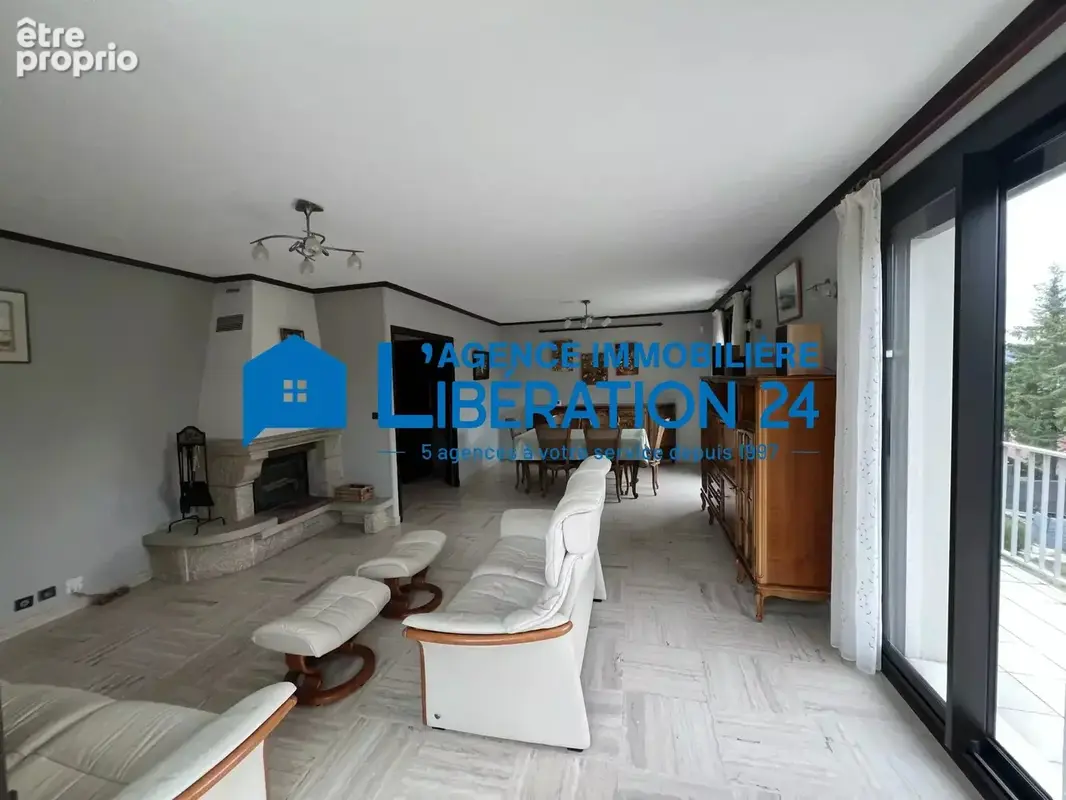 Maison familiale de 193 m² à Saint-Genest-Lerpt - photo 9