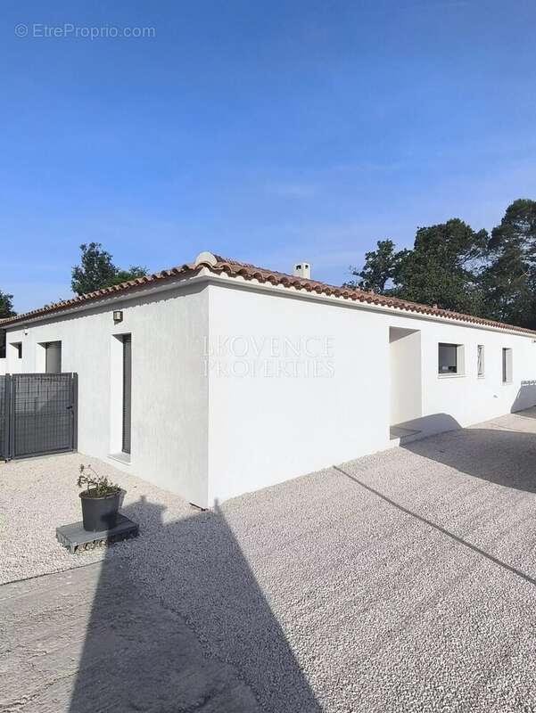 Coup de cœur à Forcalqueiret : Villa de plain-pied avec chalet d'amis et piscine - photo 3