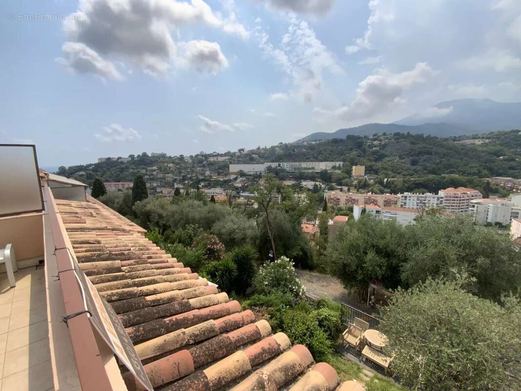 Menton Riviera grand studio de 32 m2, dernier étage, belle terrasse de 14 m2 - photo 2