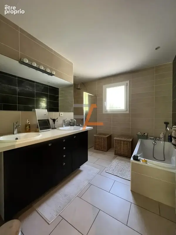 UNIEUX Maison d’architecte 120,80 m2   Terrain 1 000 m2   Piscine   Garage double - photo 6