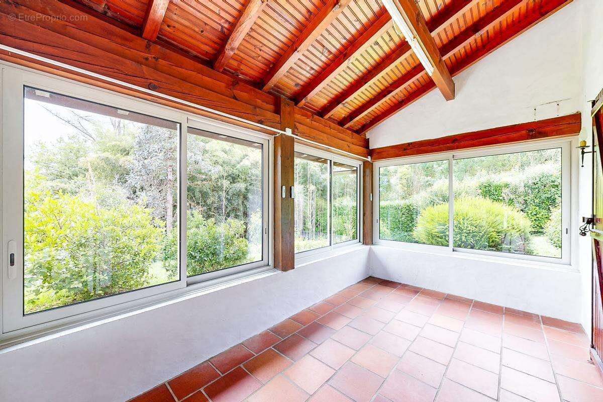 Maison T5 231 m² avec jardin et garage - photo 4