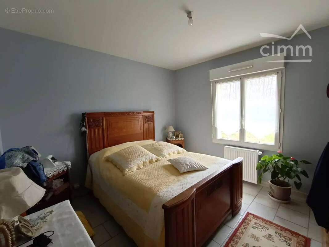 Maison à LA CHAPELLE-MONTMARTIN