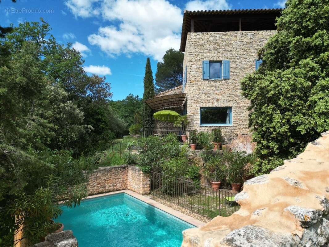 À Gordes, charmante maison en pierre de quatre chambres avec vue dégagée sur le Luberon. - photo 3