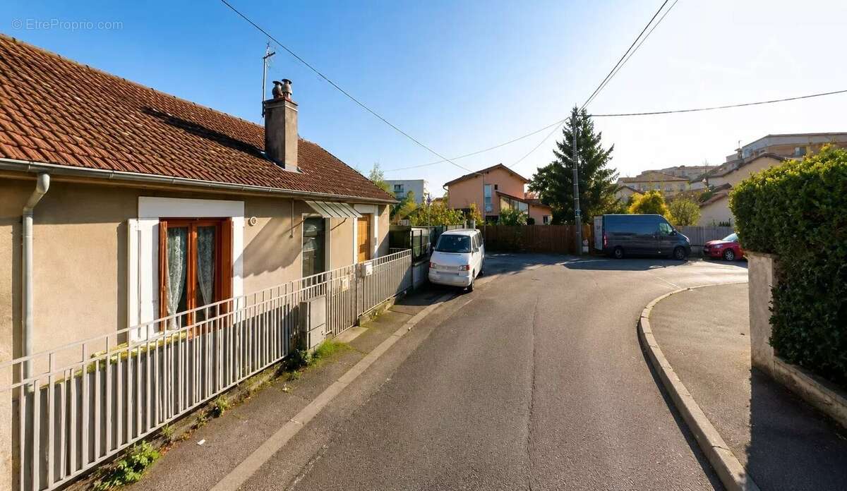 Décines-charpieu – maison à fort potentiel avec jardin – à 2 pas du tram t3 - photo 9