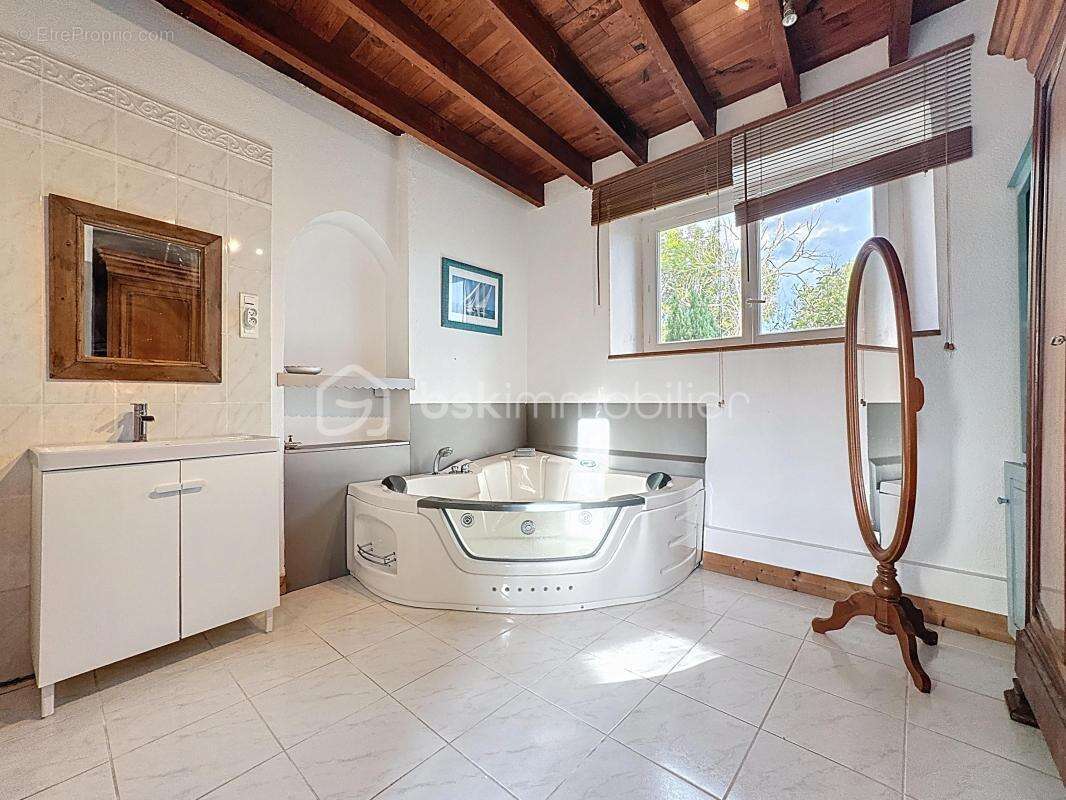 Belle maison en pierres 3 chambres + Jardin / Parking / Portail motorisé - photo 11