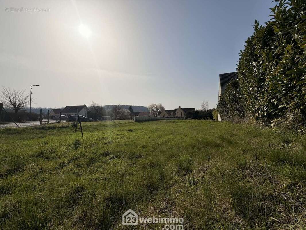 Il offre une façade de 11 mètres - Terrain à BRUYERES-ET-MONTBERAULT