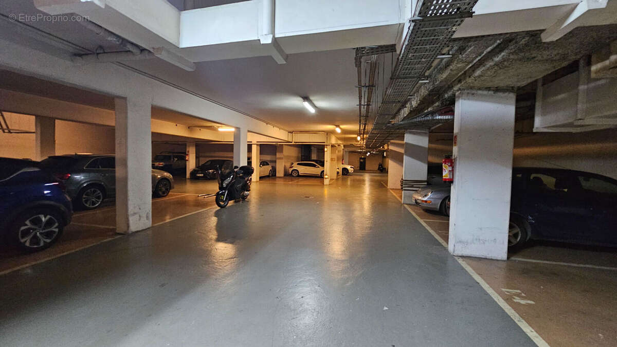 Parking à PARIS-18E