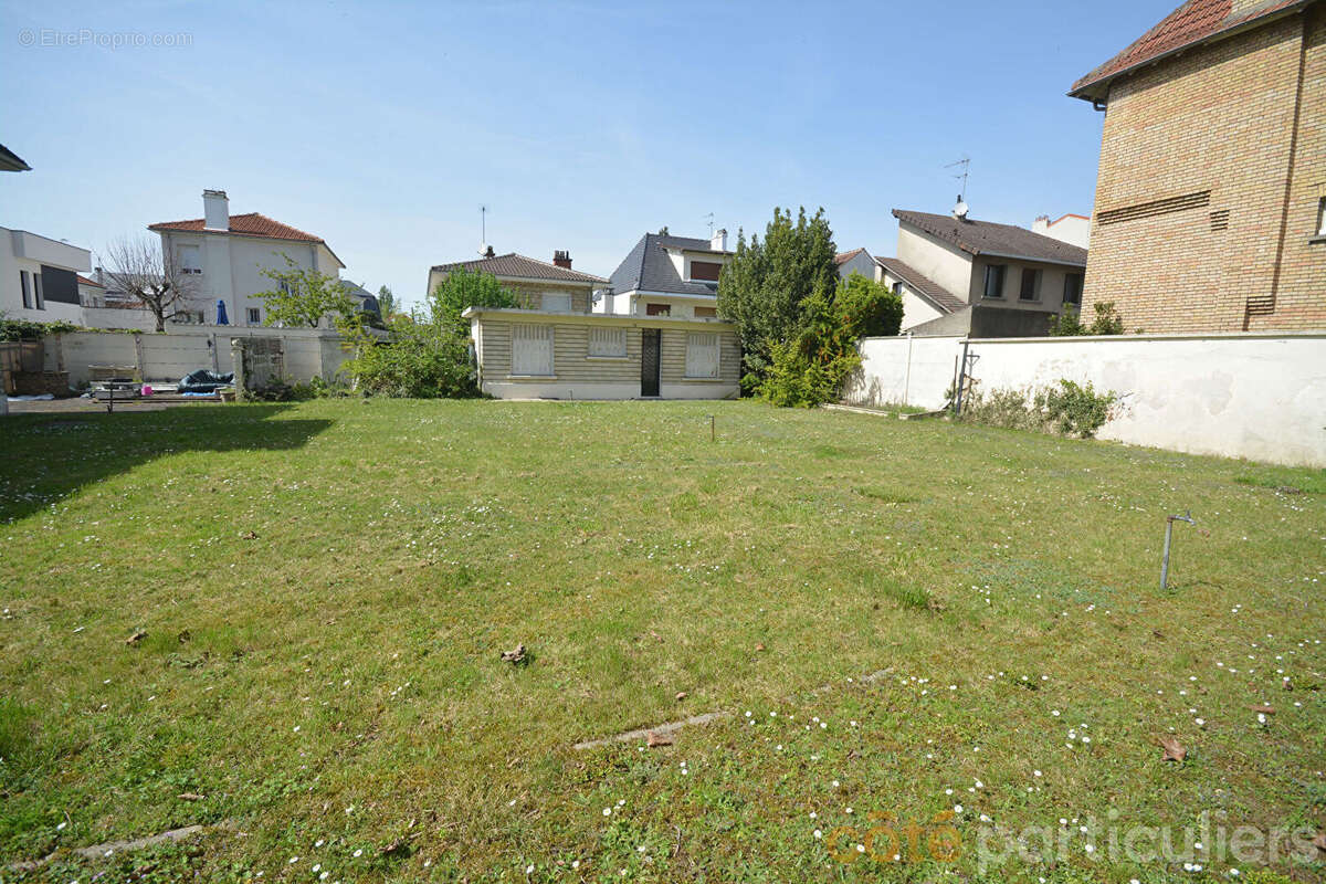Terrain à SAINT-MAUR-DES-FOSSES