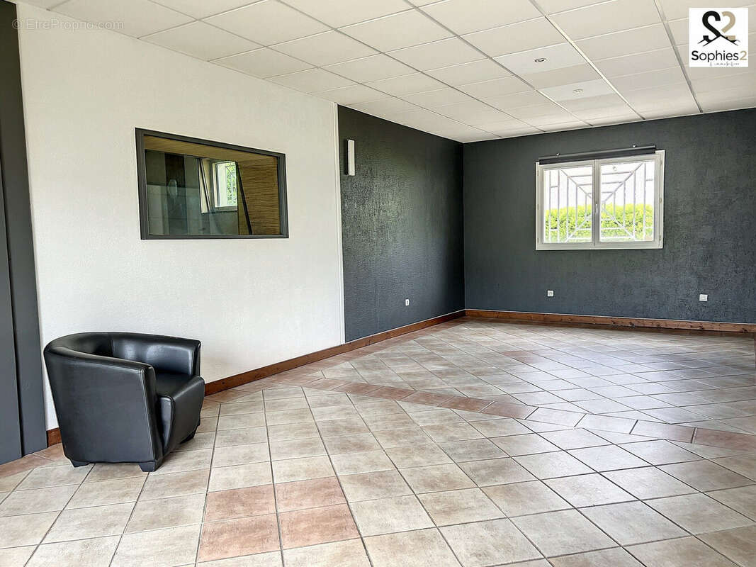 Commerce 285 m² à Claix  - photo 2