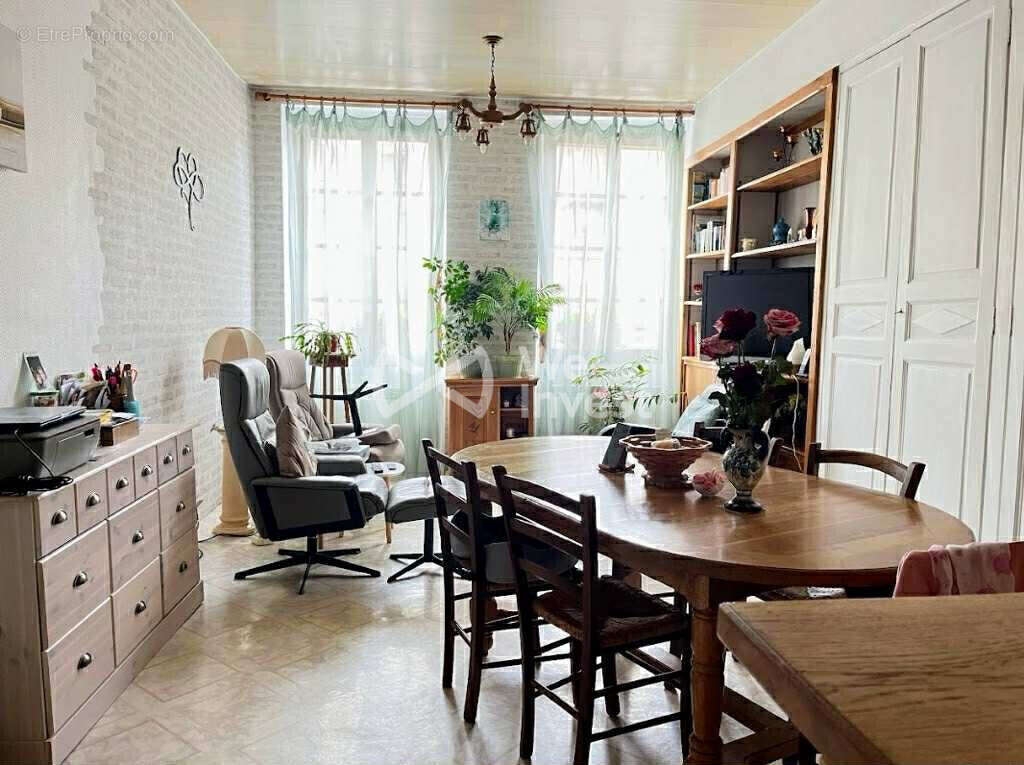 Commerce à VILLENEUVE-SUR-YONNE