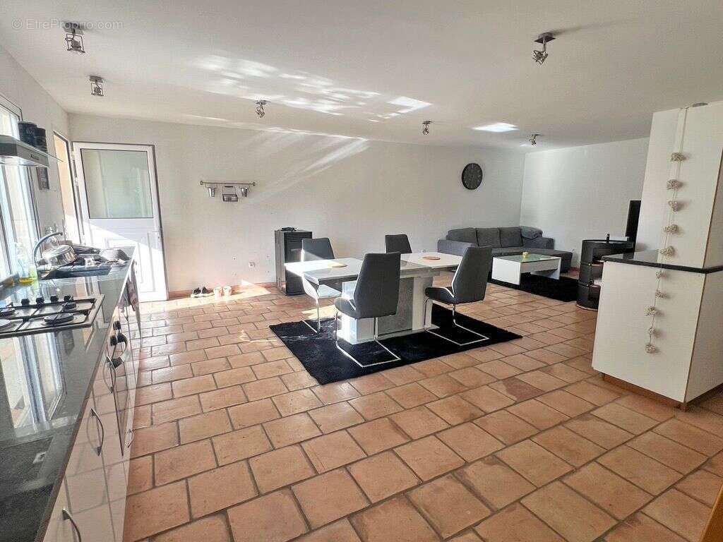 Maison à EGLISE-NEUVE-DE-VERGT