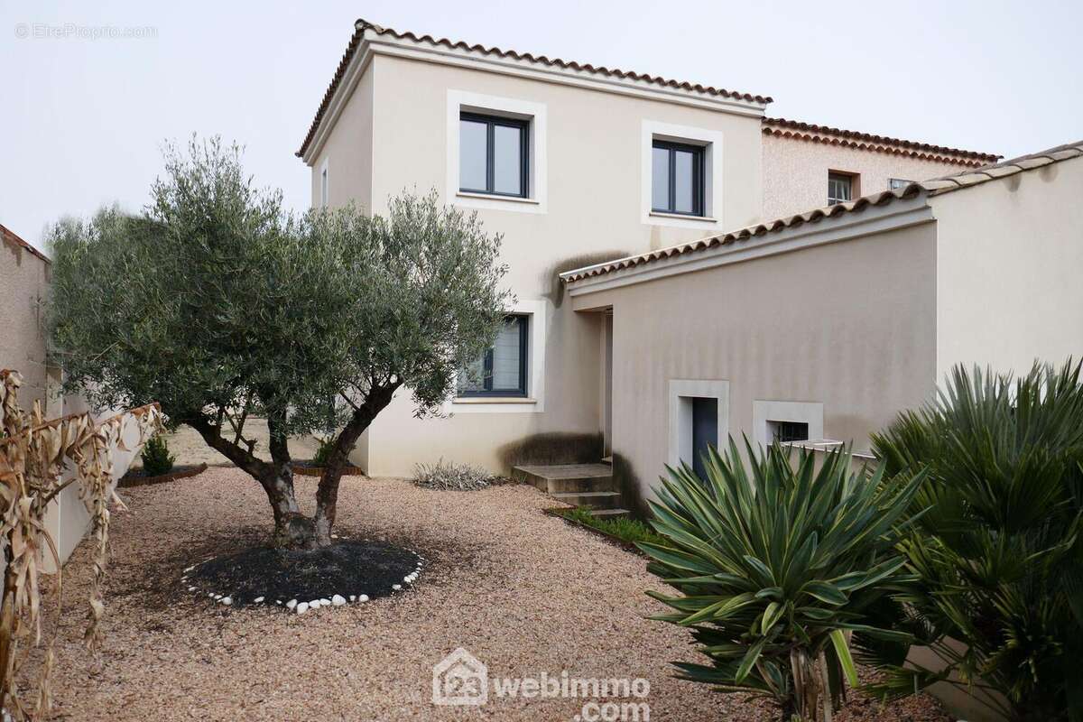 La façade sud de la villa... - Maison à ARLES