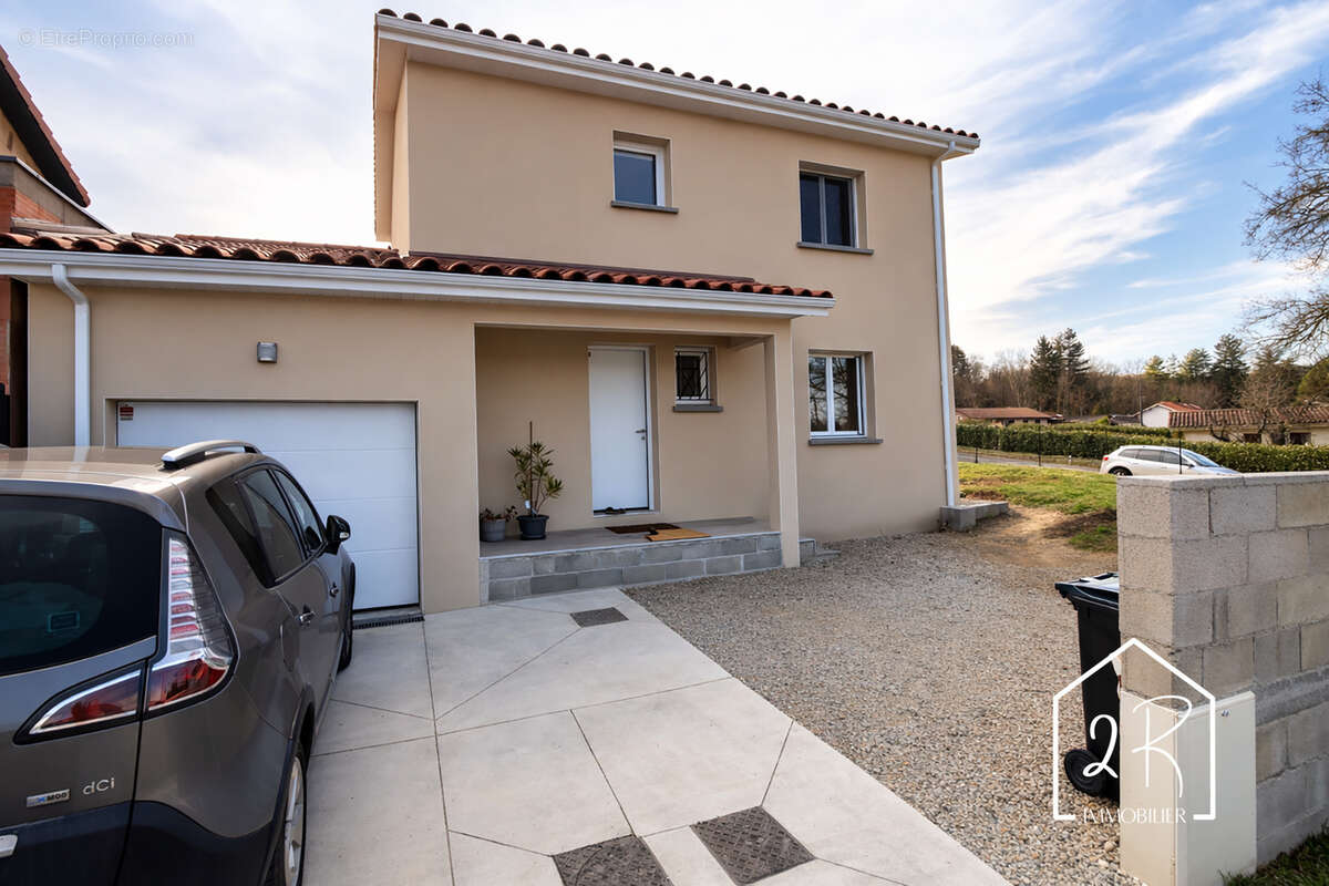 Maison à EYZIN-PINET