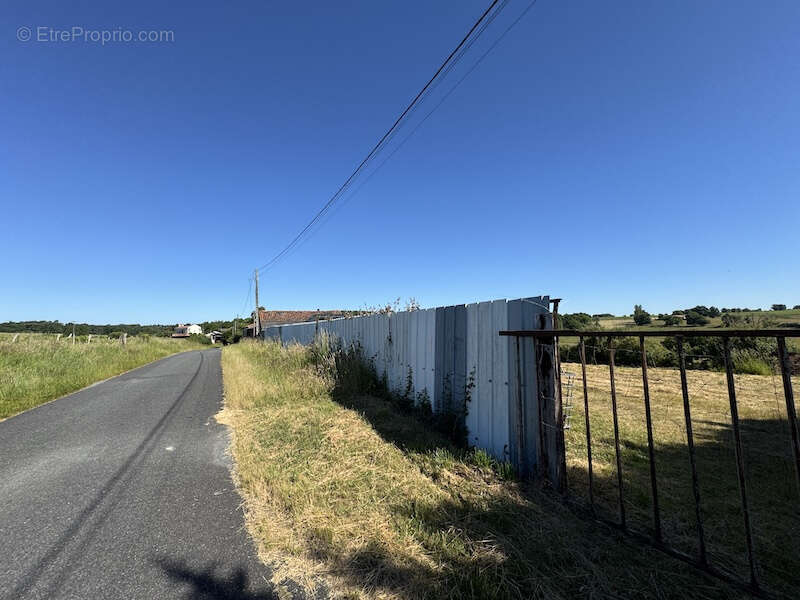 Parking à LA GENETOUZE