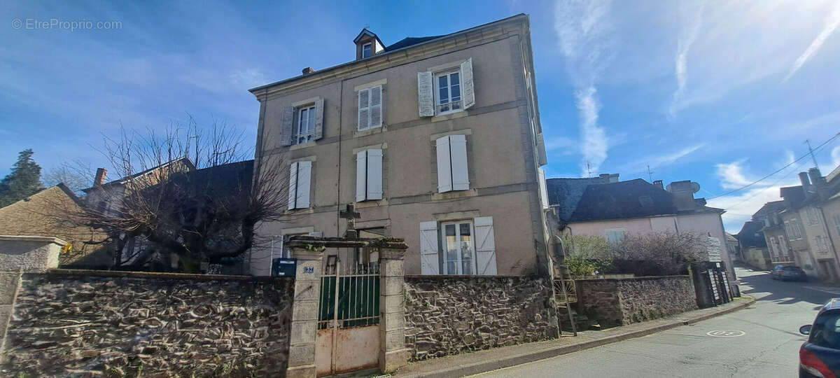 Appartement à rénover dans une belle bâtisse - Juillac - photo 2