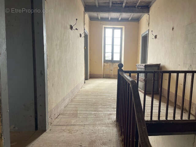 Maison et grandes bâtiments agricoles, terrain 5000m2, vue Pyrénées - photo 8