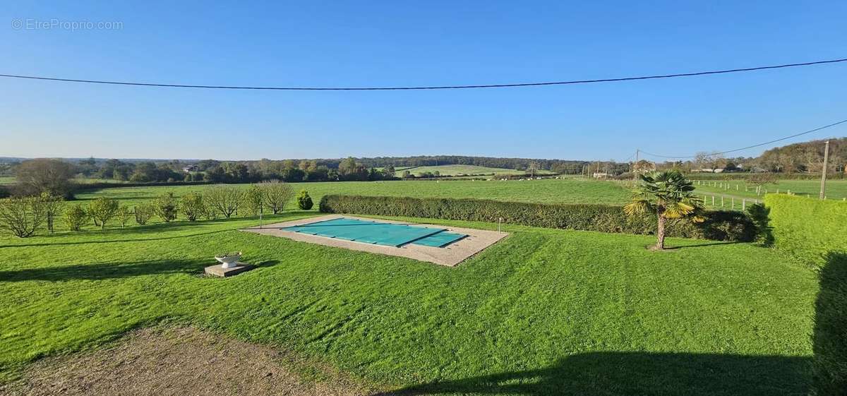 Maison à SAINT-PARIZE-LE-CHATEL