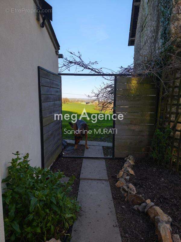 Maison en pierre + Grange St Aubin du désert (53) - photo 9